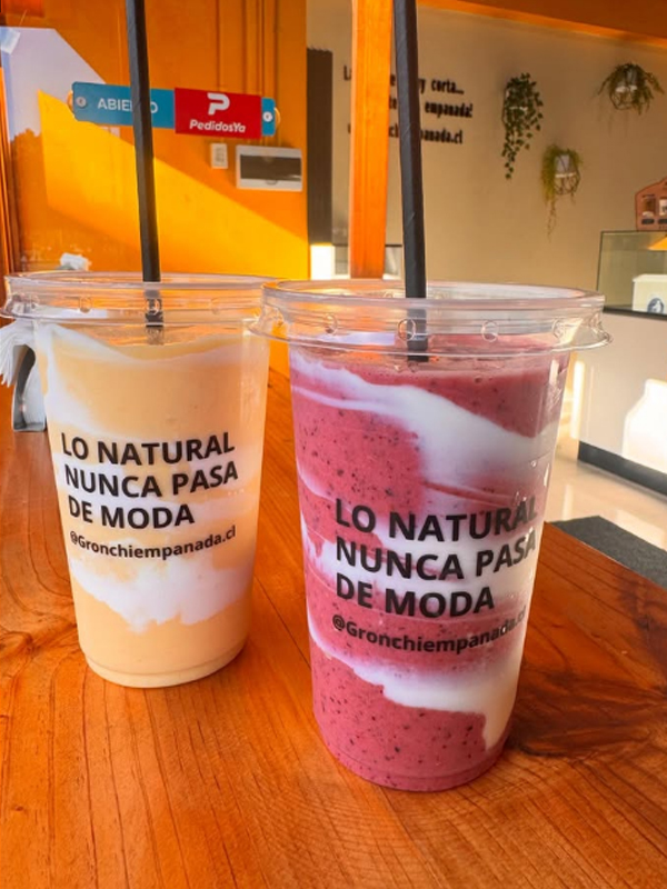 Empanada de humita con maíz cremoso y queso, espolvoreada con pimentón